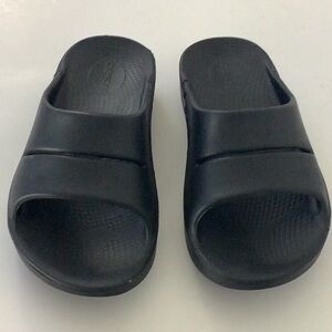 OOFOS Black Recovery Slide Sandals Casual Beach Unisex